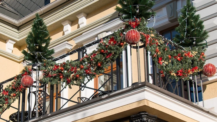 How to Decorate Balcony for Christmas