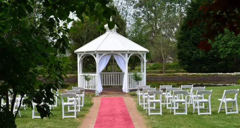 How to Decorate a Gazebo With Linens for a Wedding