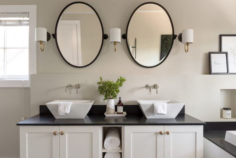 How to Decorate a Bathroom Countertop