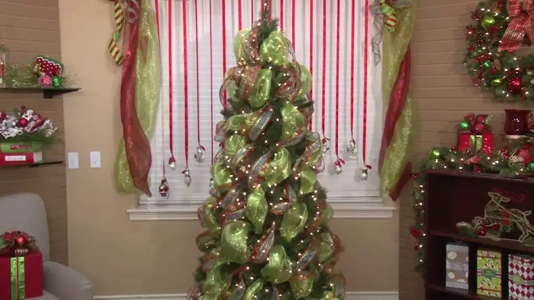 How to Decorate a Christmas Tree With Deco Mesh