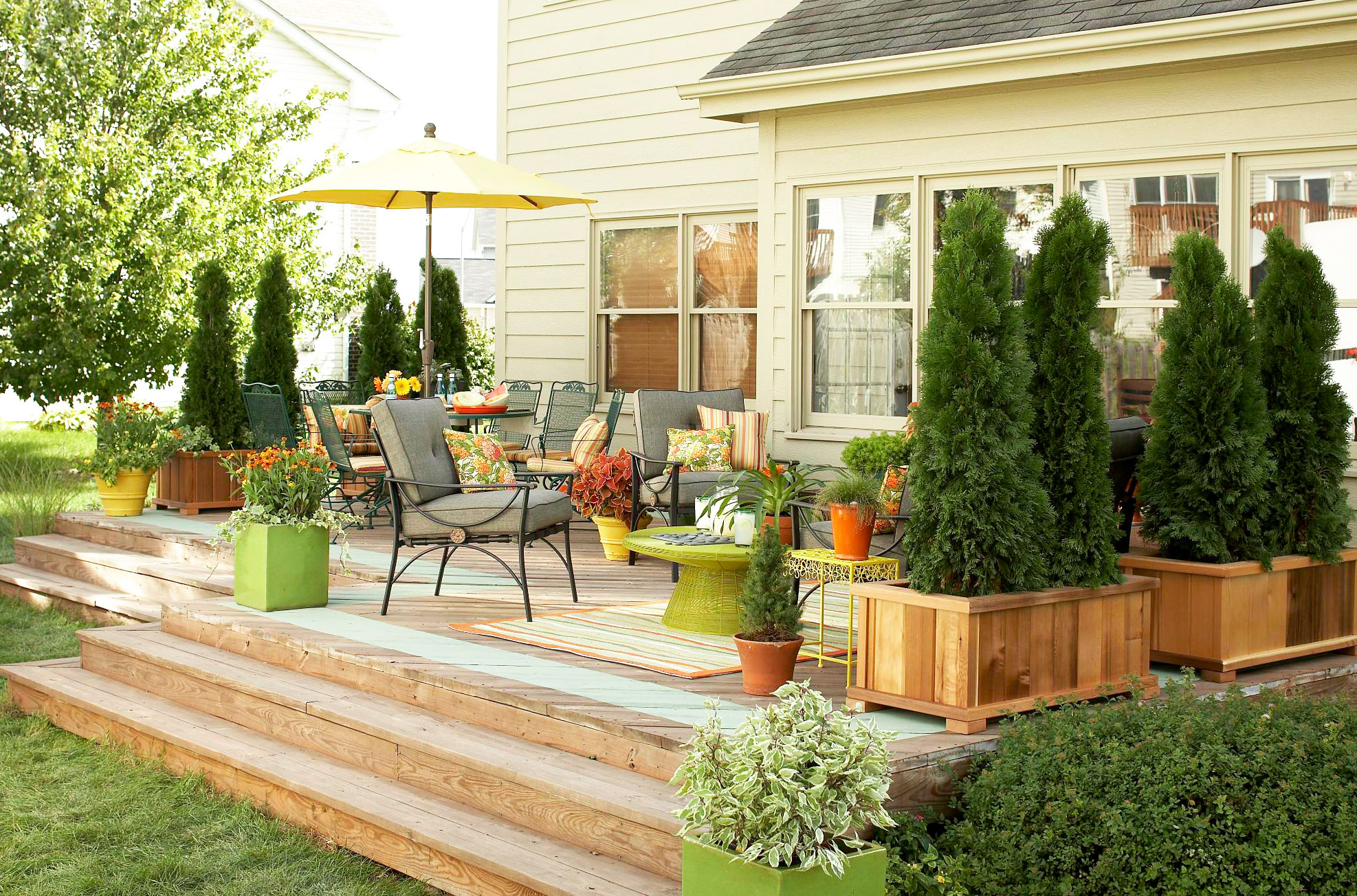 How to Decorate a Deck With Plants
