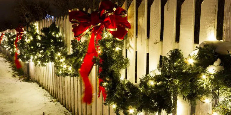 How to Decorate a Fence for Christmas