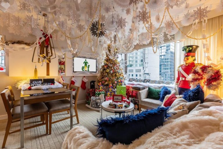 How to Decorate a Hotel Room for Christmas