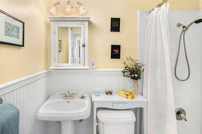 How to Decorate a Small Bathroom With No Window