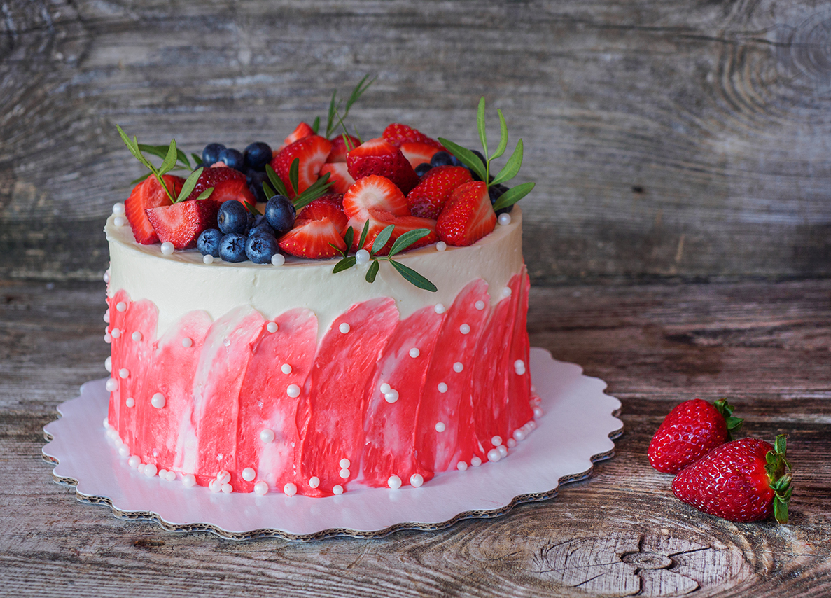 How to Decorate a Strawberry Cake