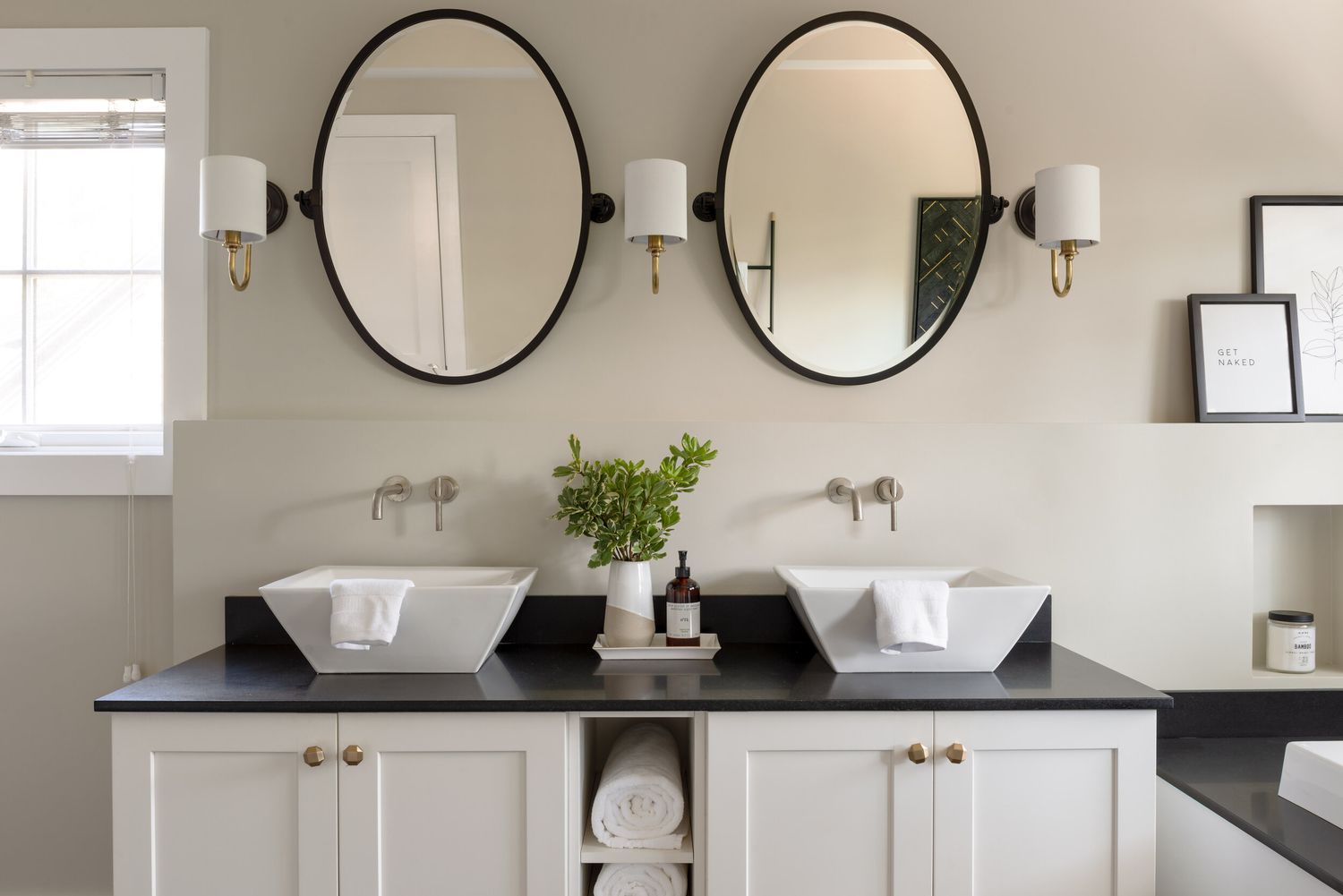 How to Decorate Bathroom Vanity