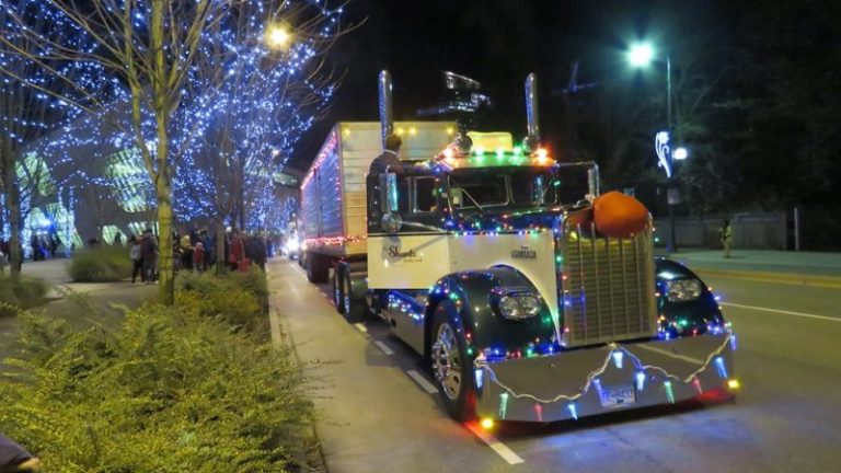 How to Decorate Truck for Christmas Parade