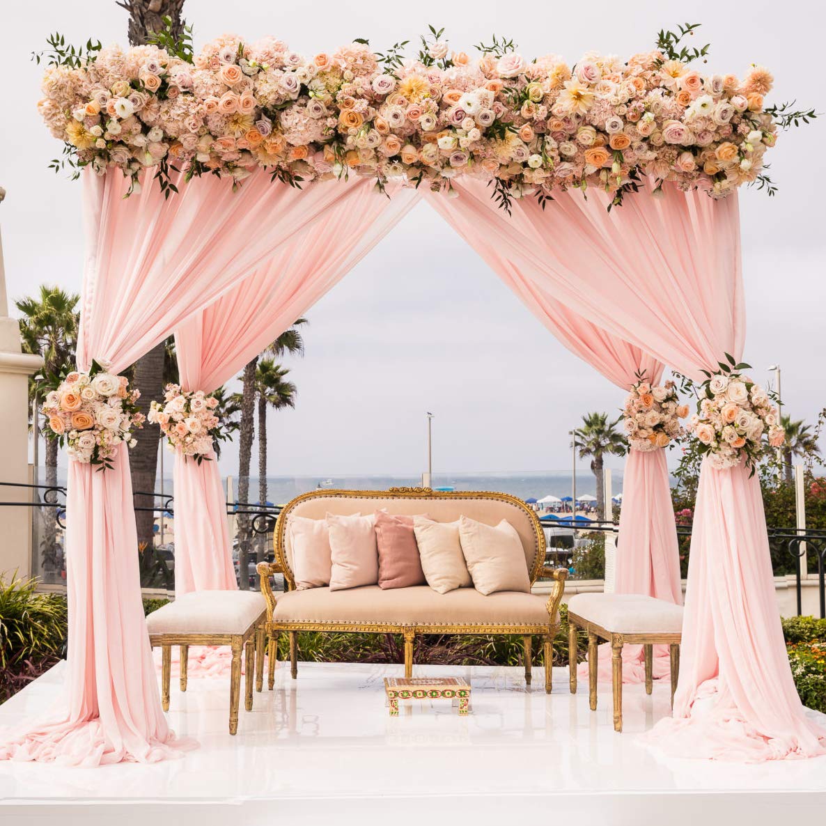 How to Decorate Wedding Columns With Chiffon