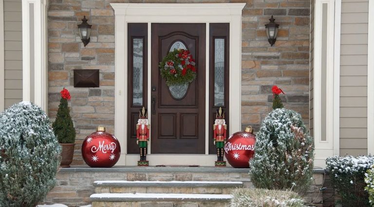 How to Weigh down Outdoor Decorations