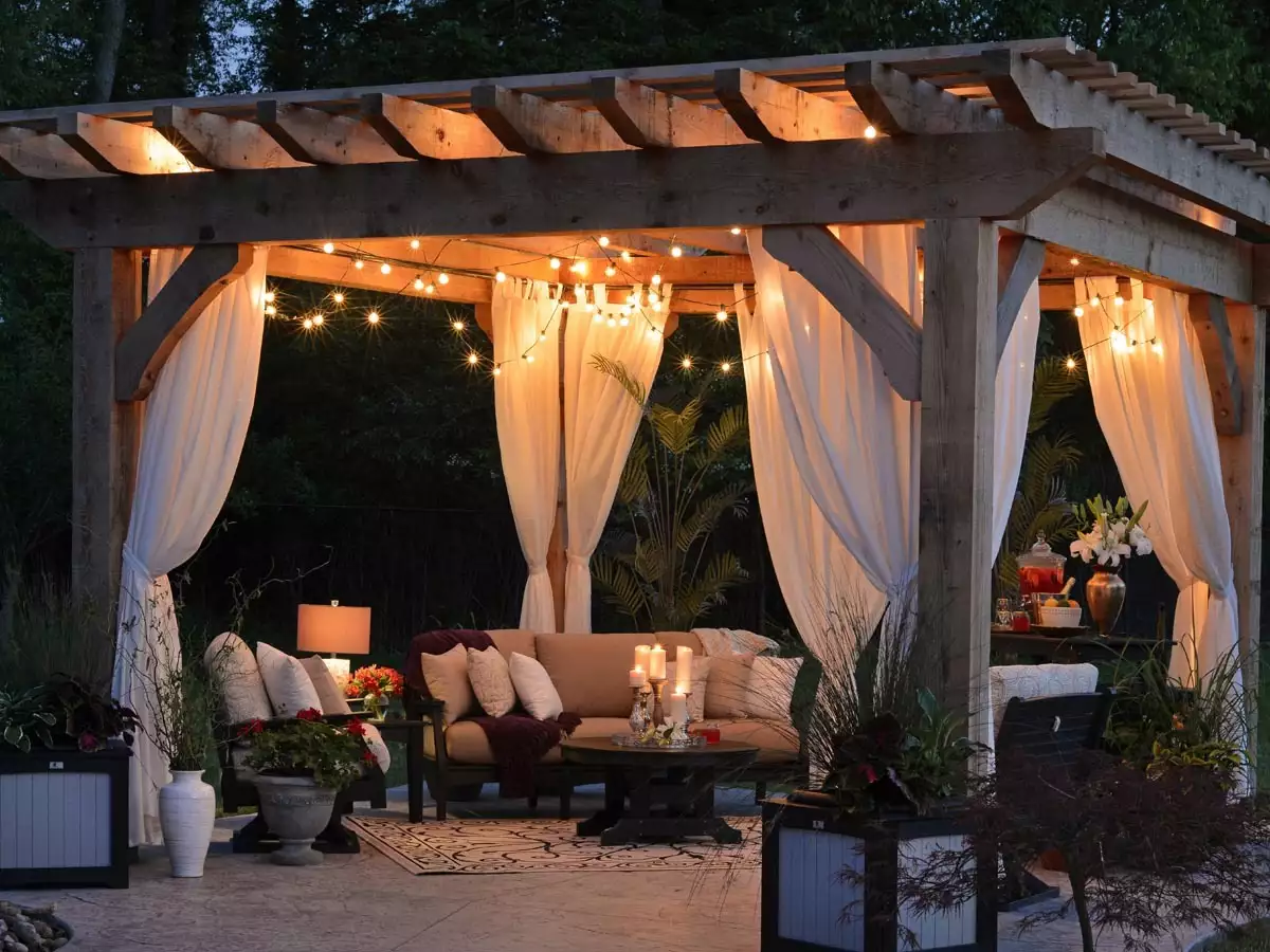 How to Decorate a Gazebo With Curtains