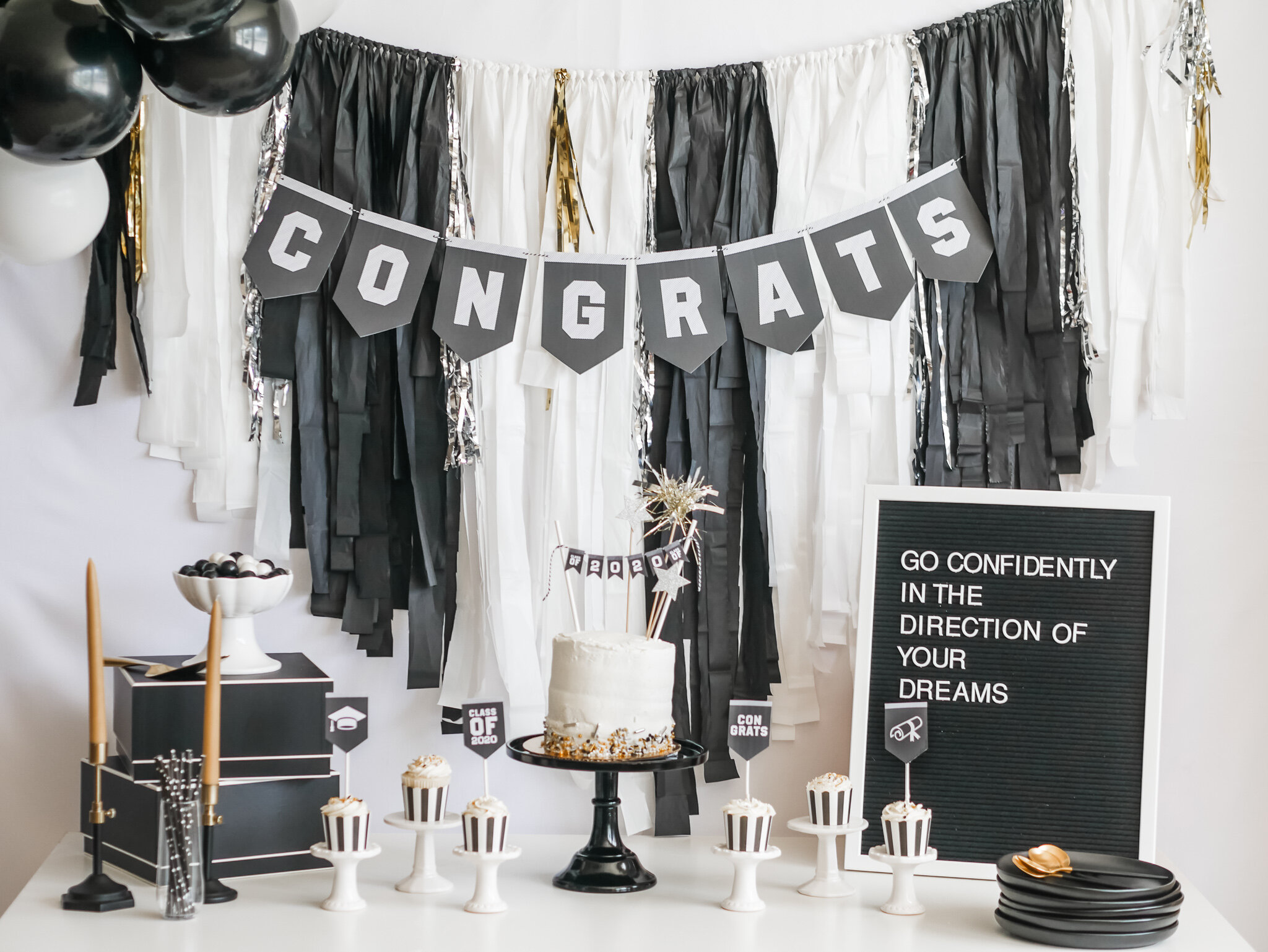 How to Decorate a Graduation Party at Home