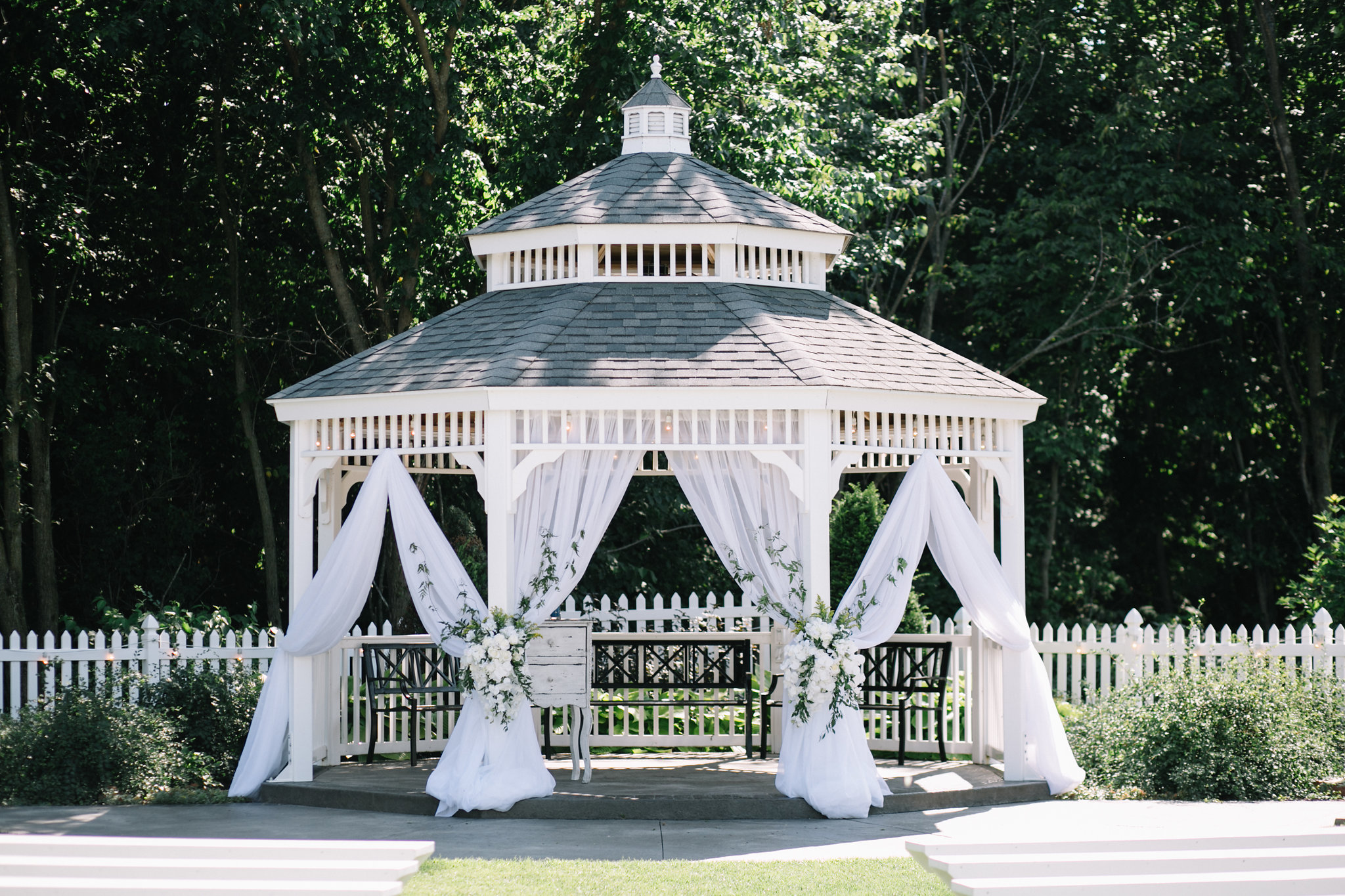 What is the Best Way to Decorate a Gazebo With Linens for a Wedding