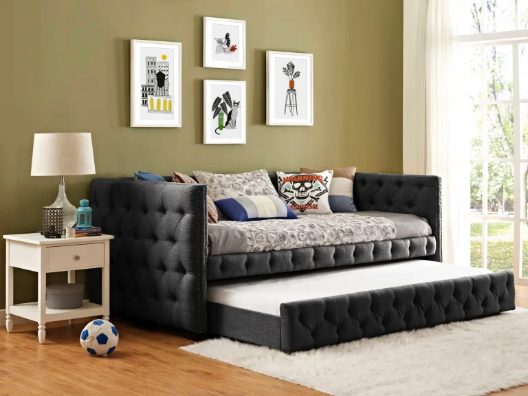 How to Decorate a Daybed