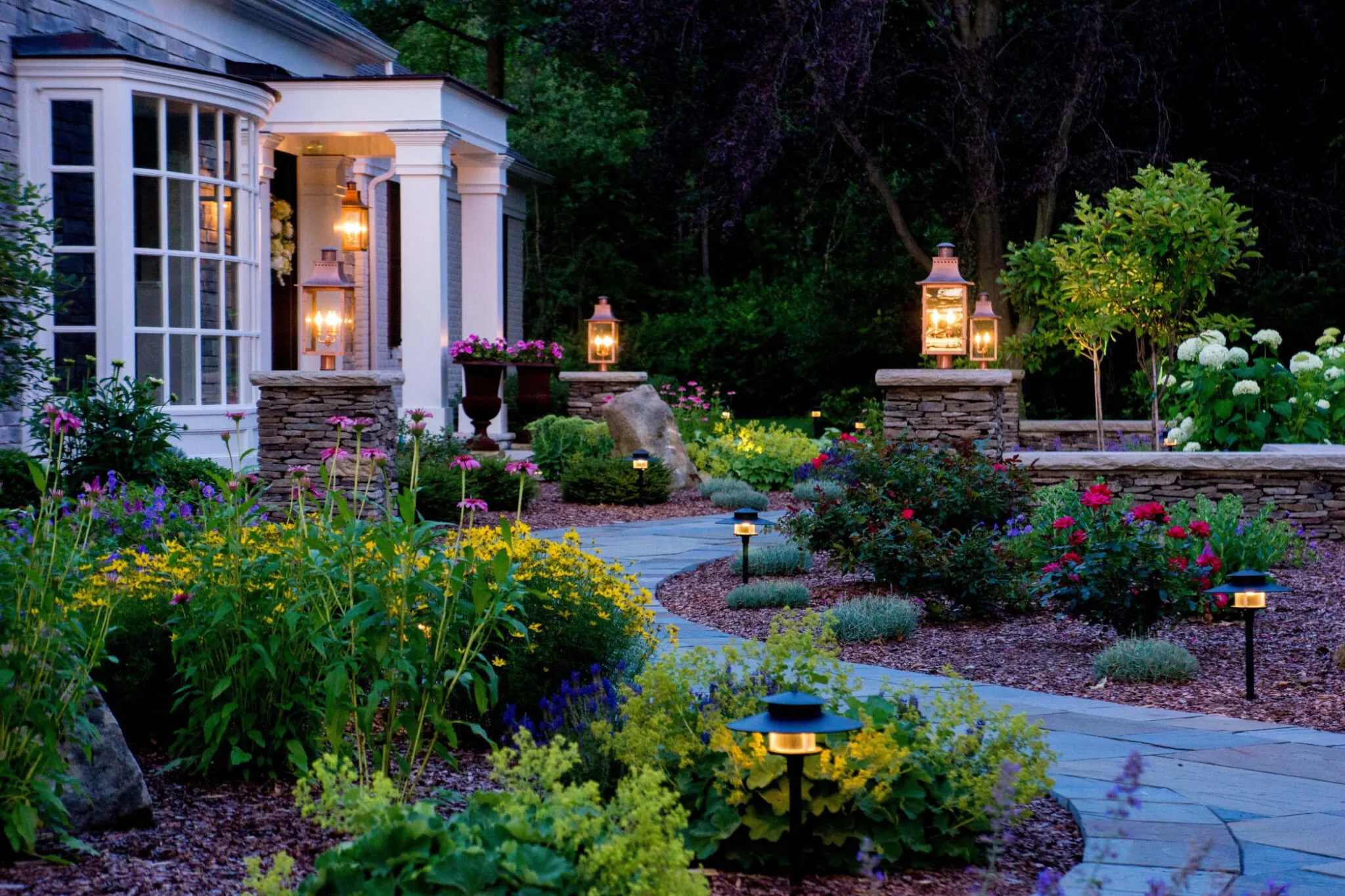How to Decorate Outside With No Outlets