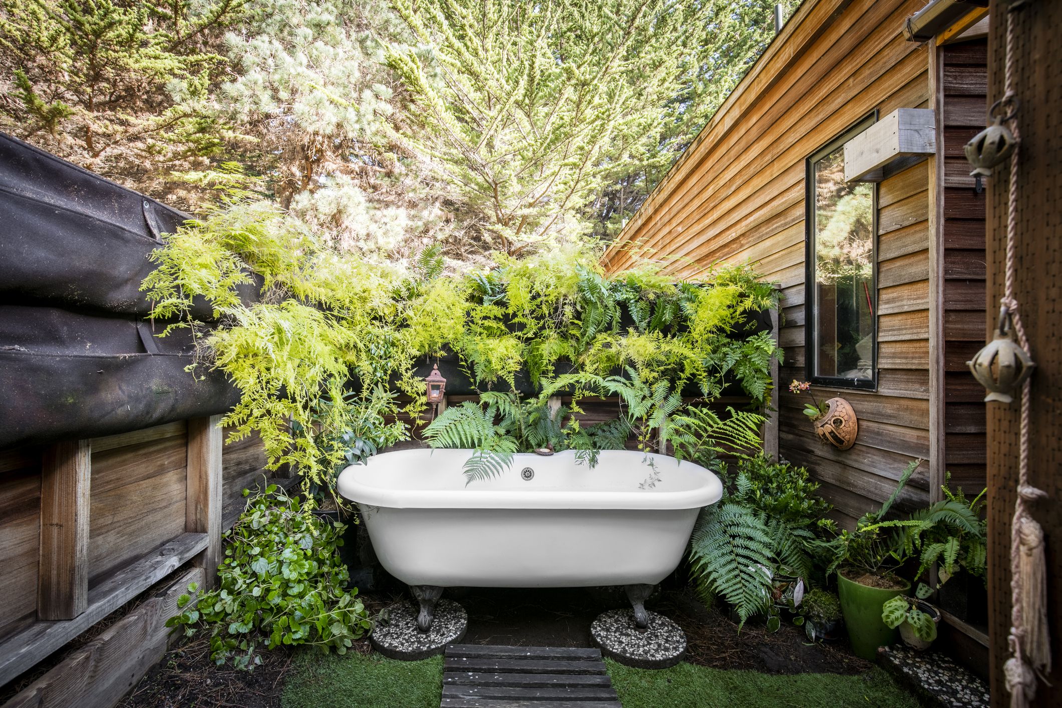 How Do I Decorate My Outdoor Tub