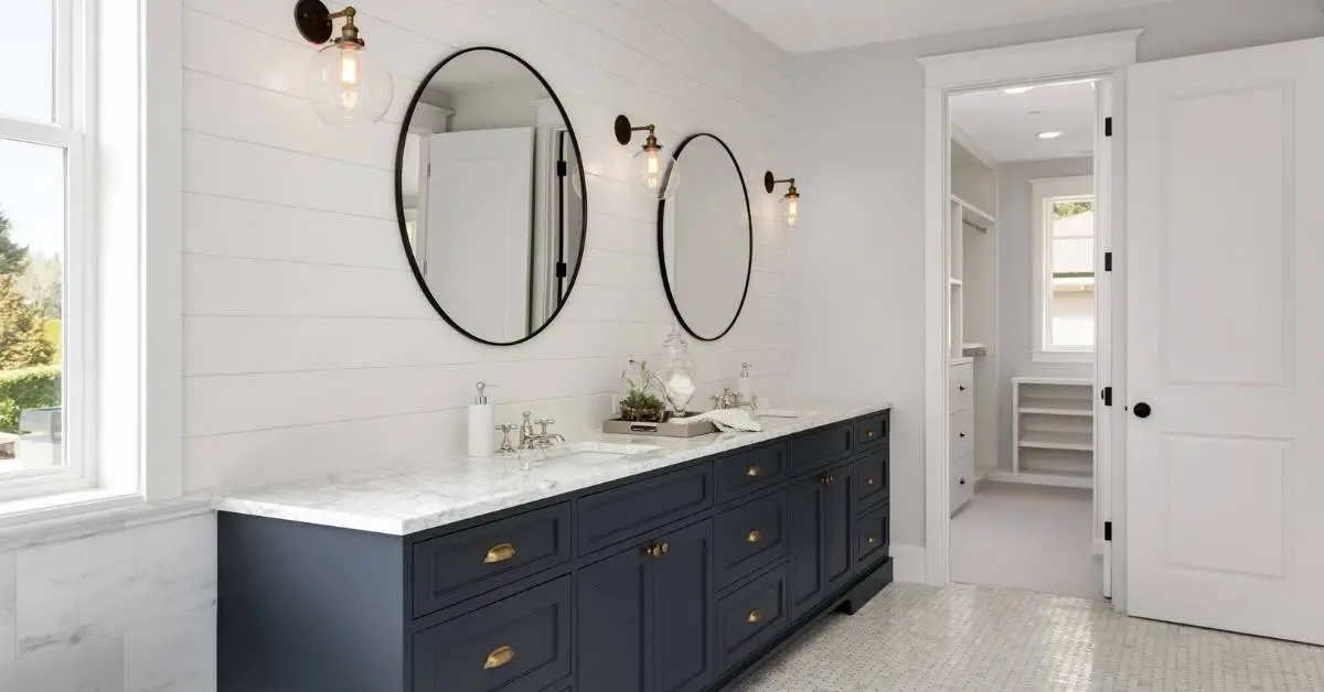 How Do I Decorate a Bathroom Vanity Top