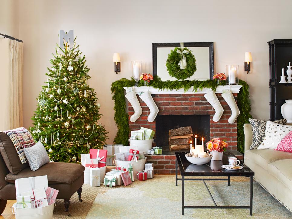 How Do I Make My Fireplace Look Christmassy