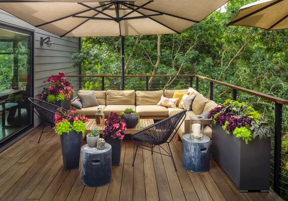 How to Decorate a Deck Or Patio With Flowers