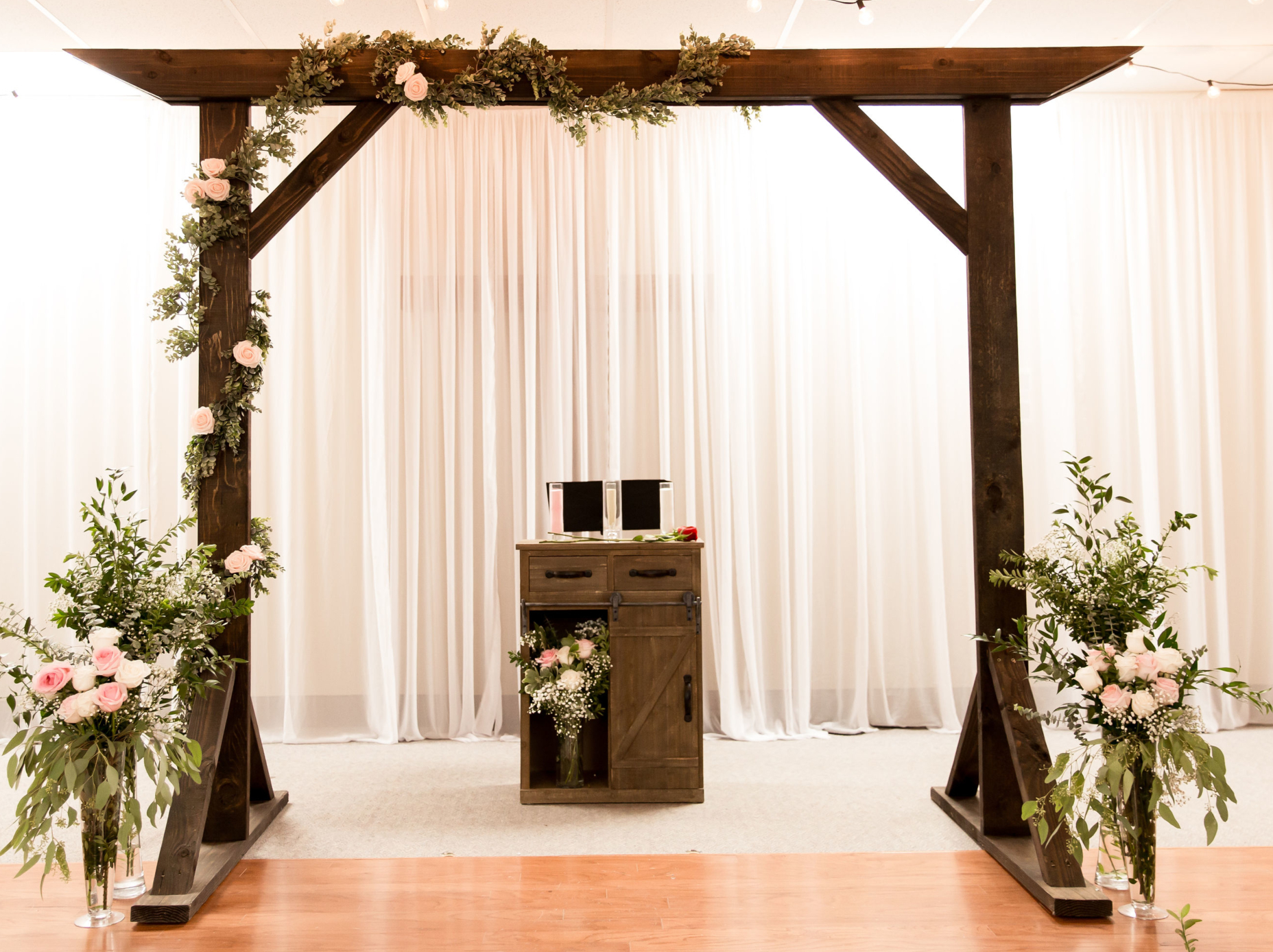 What Do You Decorate a Wedding Arch With
