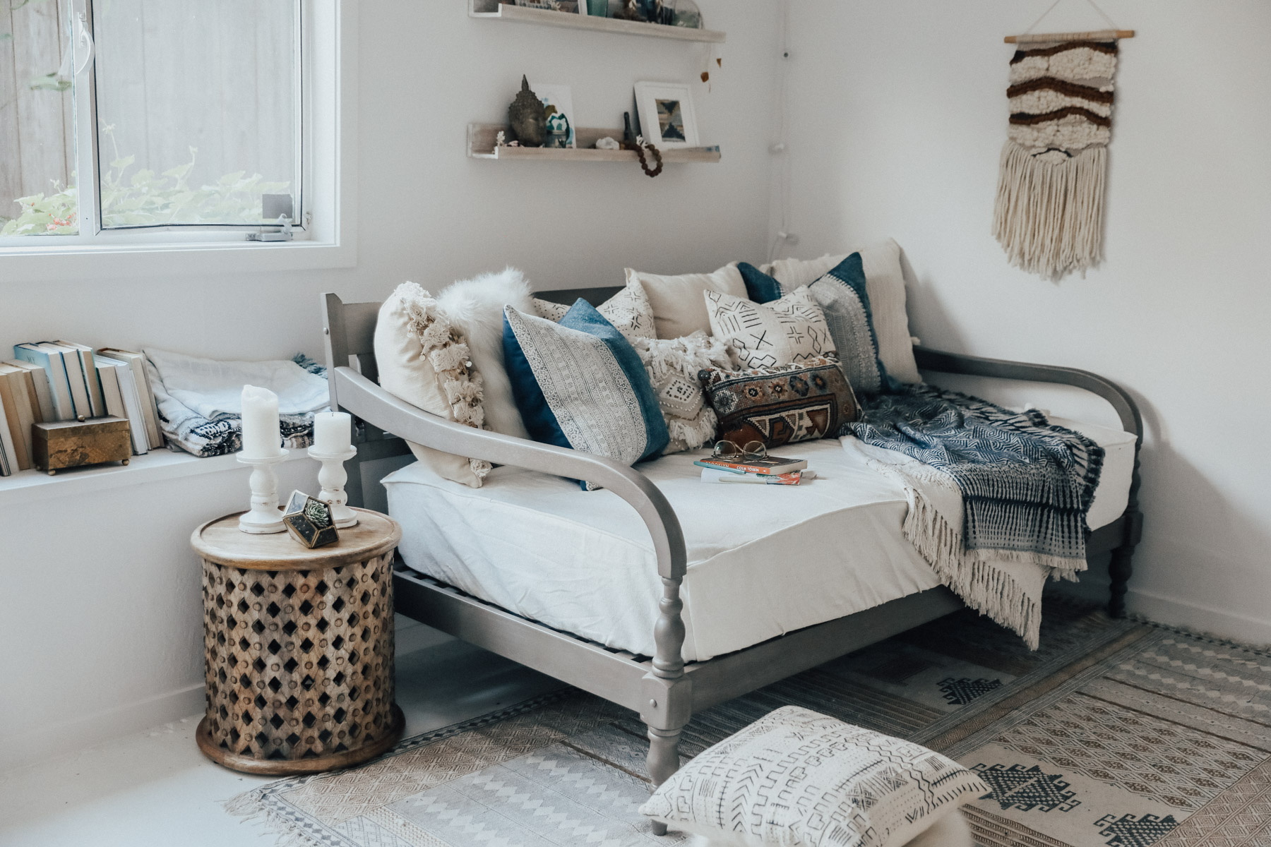 How to Decorate a Day Bed
