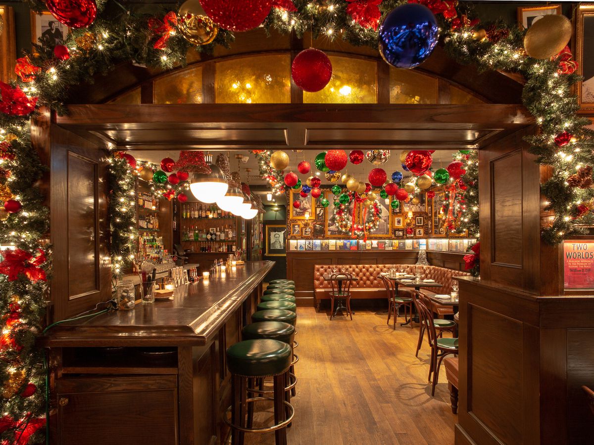 How to Decorate a Restaurant for Christmas