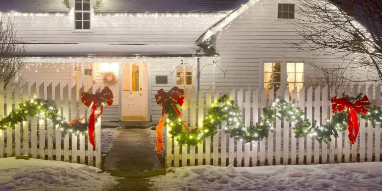 How to Decorate Fence for Christmas