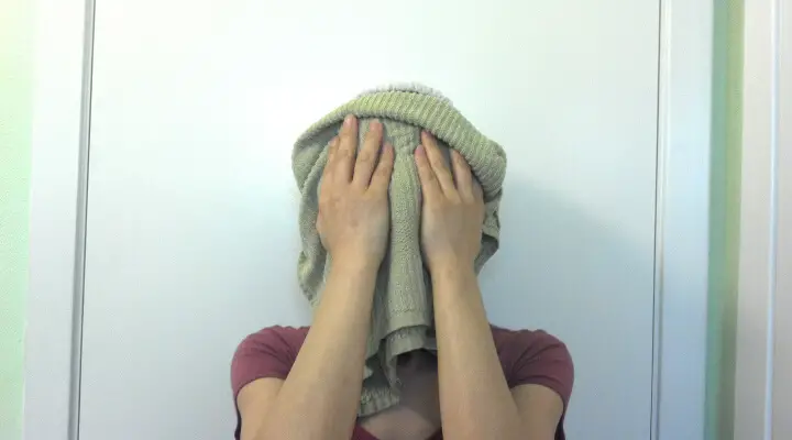 How to Make a Hot Towel for Face at Home