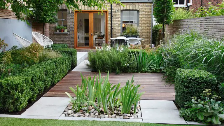 How Do You Arrange a Small Garden?