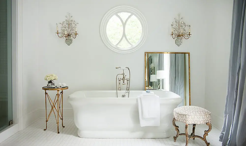 How to Decorate a Bathtub