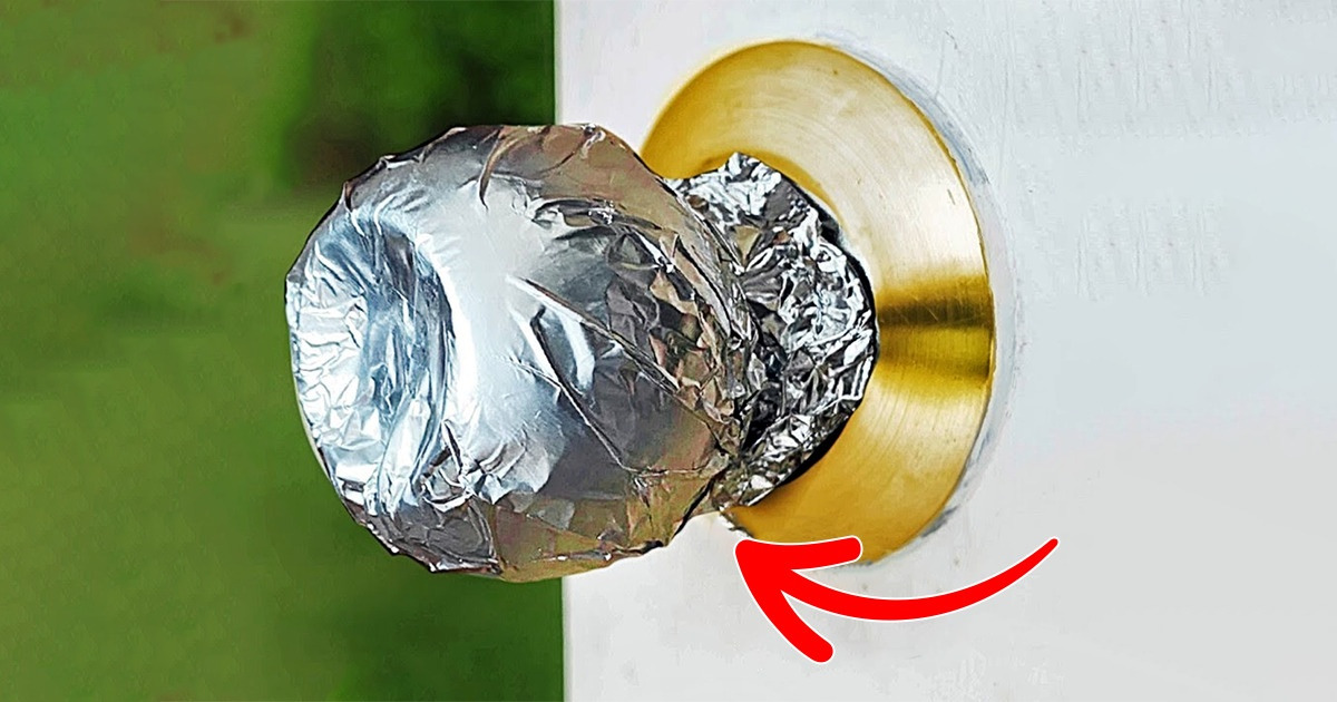 How to Put Aluminum Foil on a Door Knob