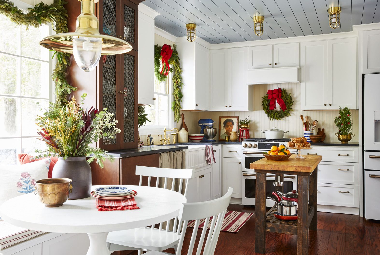 What are Some Tips for Decorating Kitchen Cabinets for Christmas