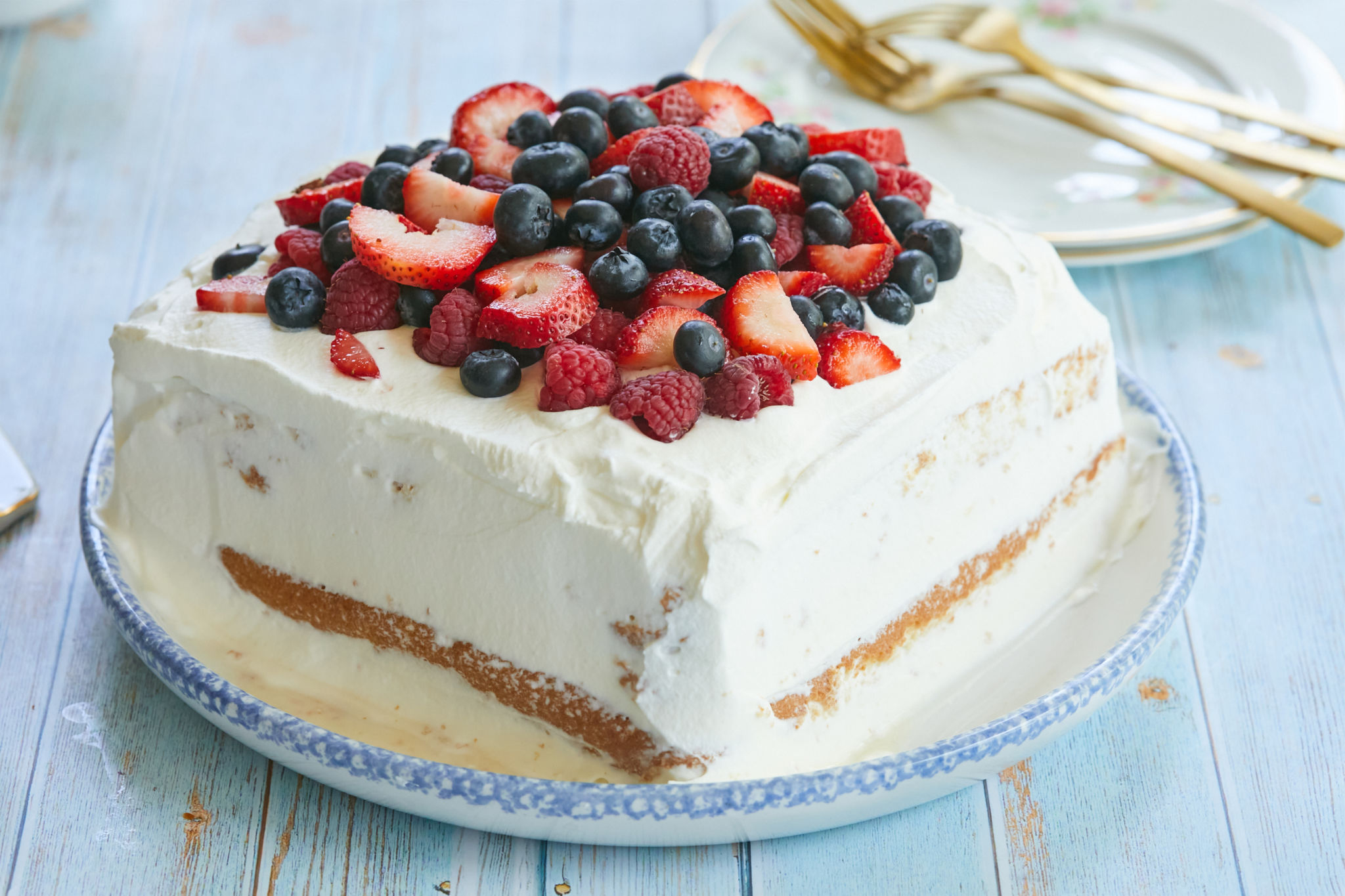 What are Some Tips for Decorating a Tres Leches Cake