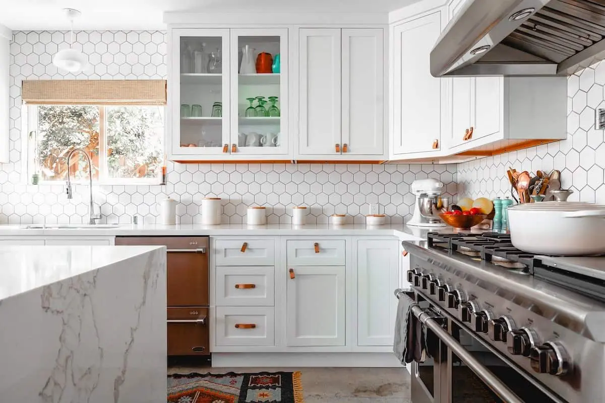 Cabinet Hardware Options for a Renter-Friendly Makeover