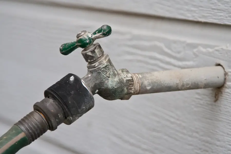 Causes of a Washer Hose Being Stuck on a Faucet